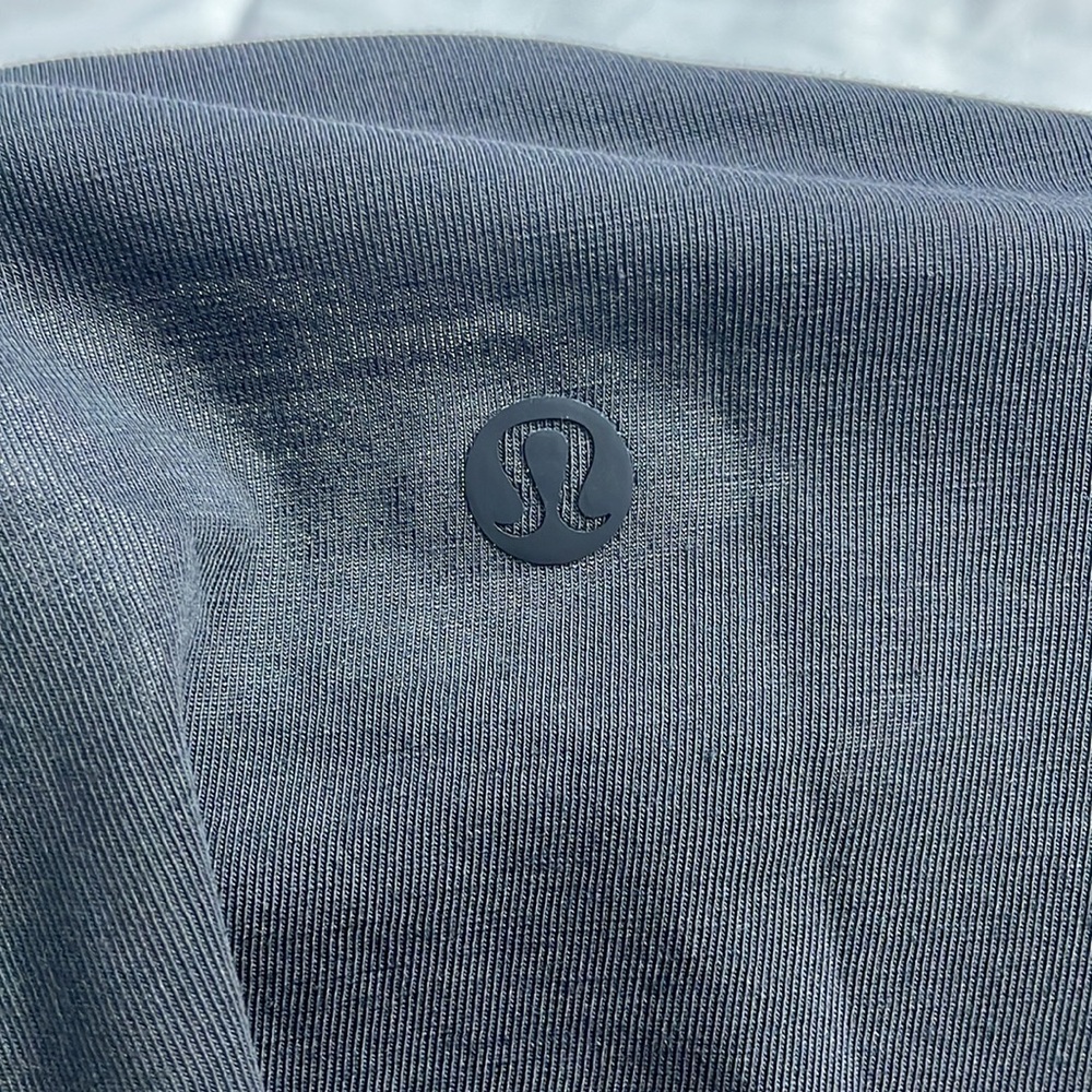 Black lululemon crop top